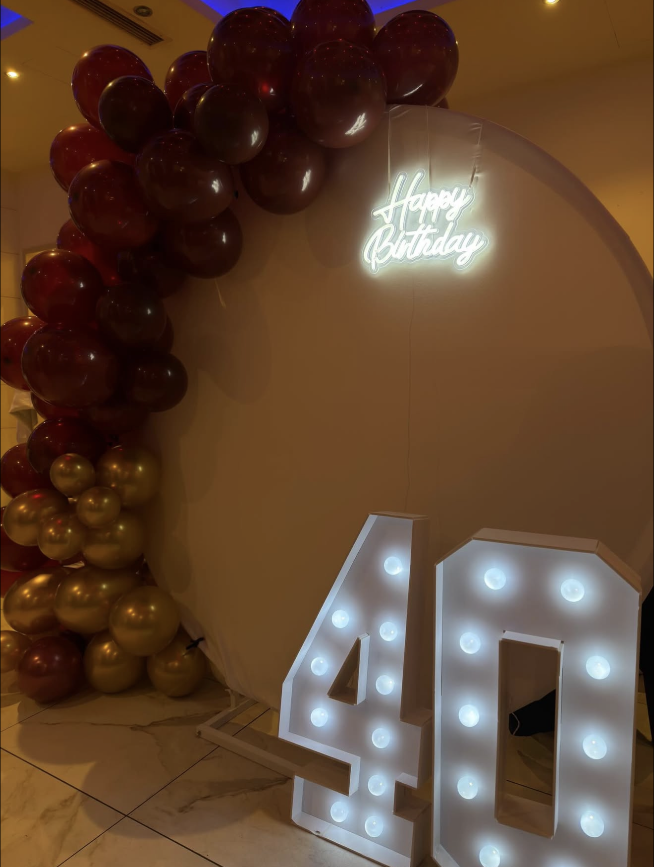 Ballon-Deko 40. Geburtstag in Rot-Gold-Creme
