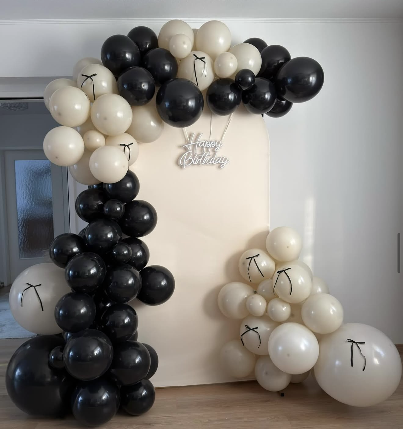 Geburtstags-Deko in Beige und Schwarz mit Ballonbogen