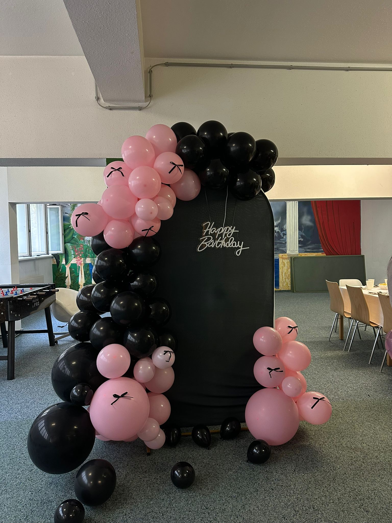 Birthday-Deko in Schwarz und Rosa mit Ballon-Setup