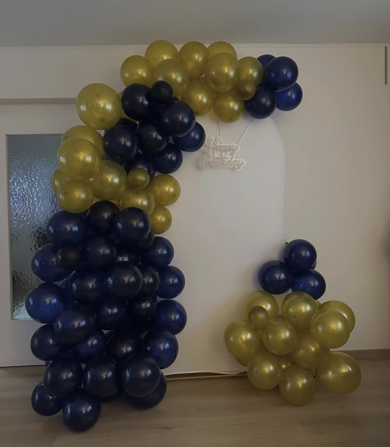 Geburtstags-Deko in Gold und Dunkelblau mit Ballonbogen