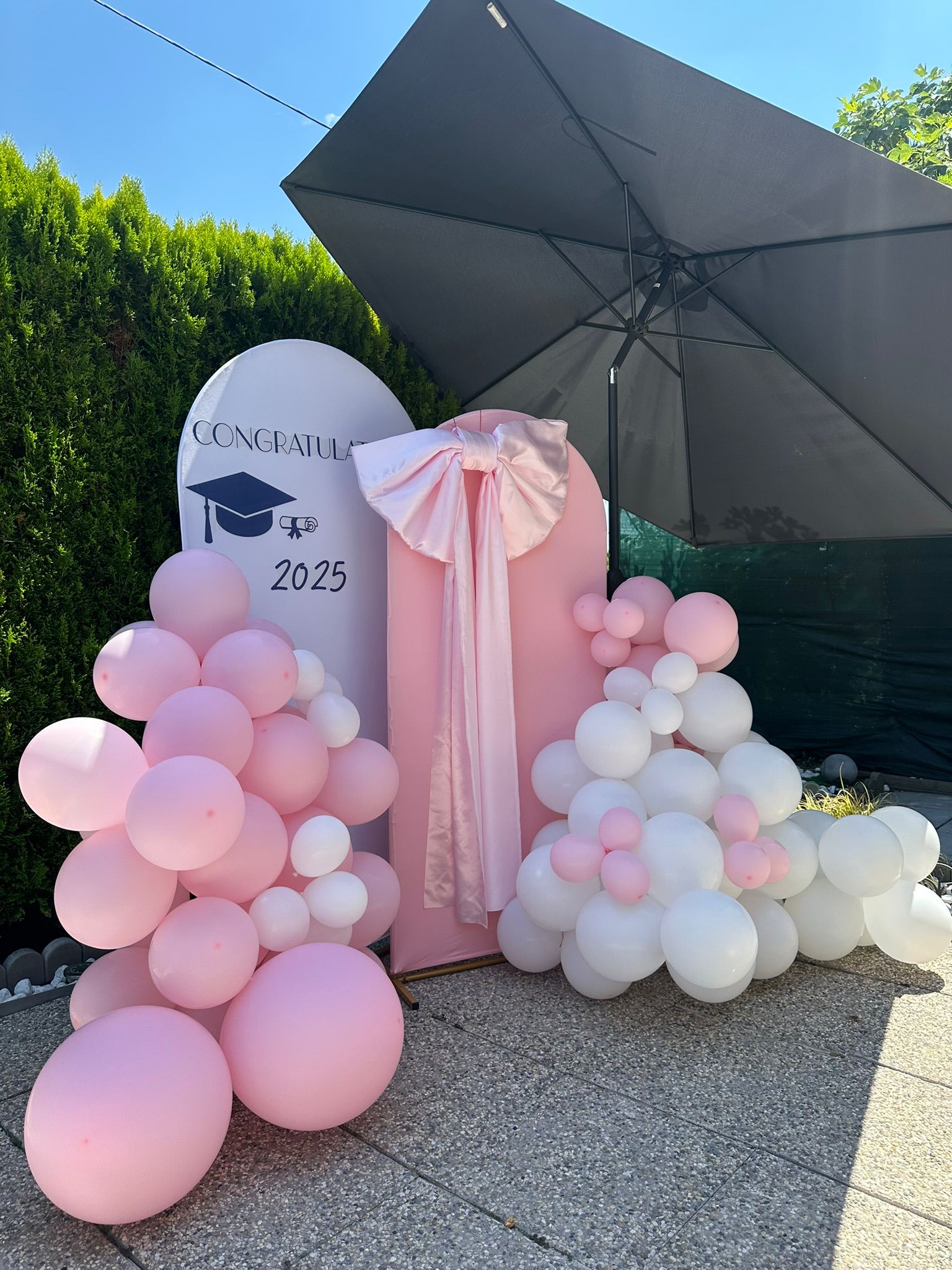 Rosa/Weiß-Deko für Überraschungsparty mit Ballons